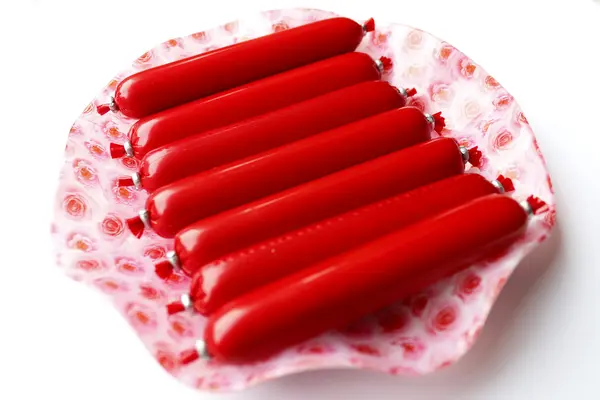 Salsicha vermelha em placa rosa — Fotografia de Stock