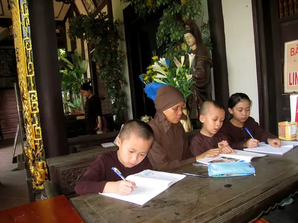 Monk teachs the child in pagoda — Stock Photo, Image