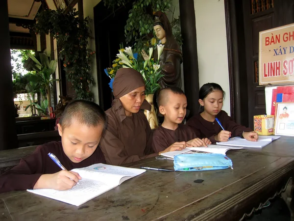 Monk teachs the child in pagoda — Stock Photo, Image