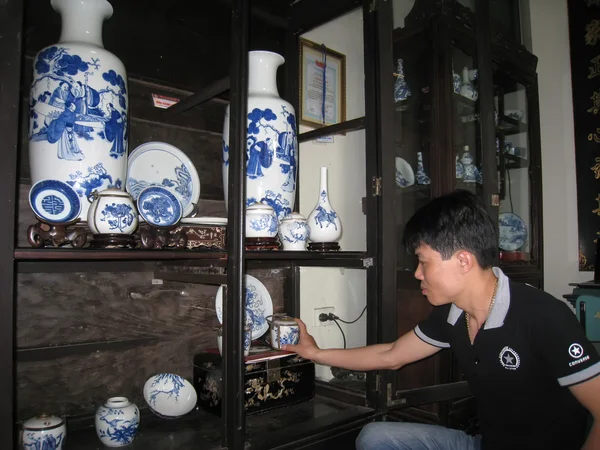 Hombre recogiendo porcelana antigua — Foto de Stock