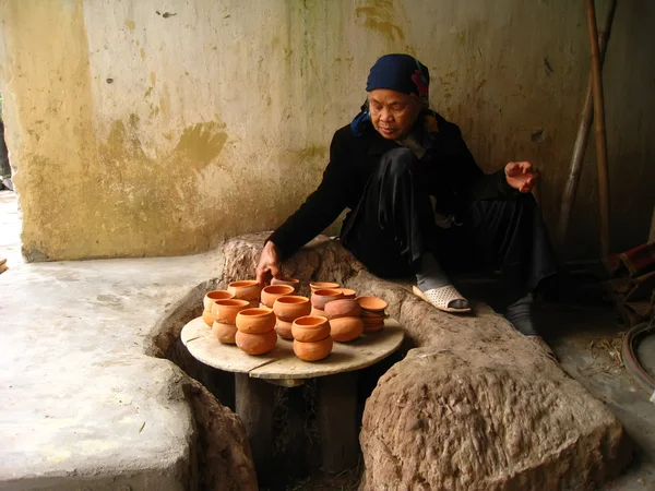 Археолог проводит раскопки Чу Дау керамики — стоковое фото