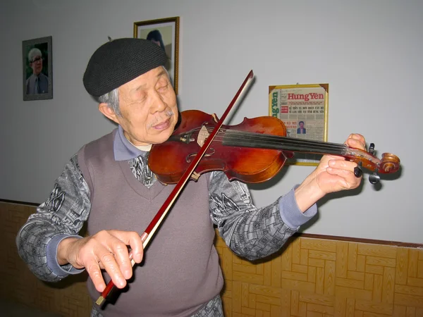 Old artist performing violin — Stock Photo, Image