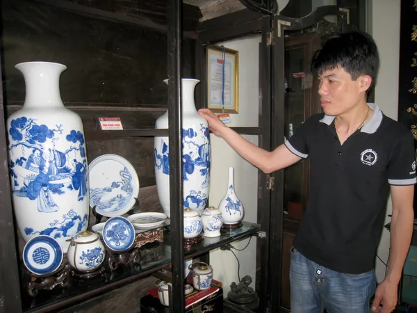 Hombre recogiendo porcelana antigua — Foto de Stock