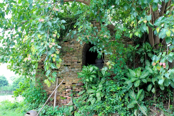 Ancient tomb of a wealthy woman in feudal times, vietnam — Stock Photo, Image