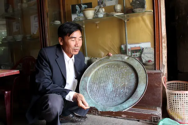 Asiático hombre coleccionar antiguo producto — Foto de Stock