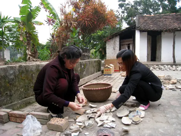 Archeoloog maken opgraving chu dau keramische — Stockfoto