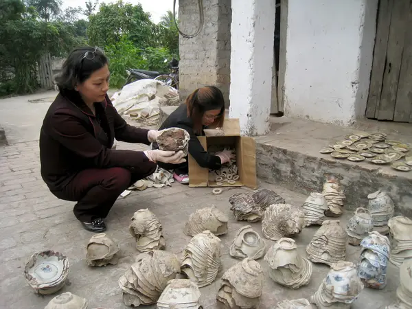 考古学家使开挖朱土龙蒙特陶瓷 — 图库照片