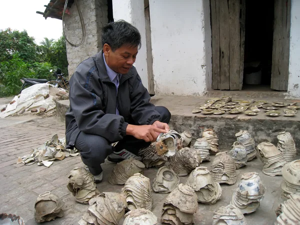 Археолог проводит раскопки Чу Дау керамики — стоковое фото