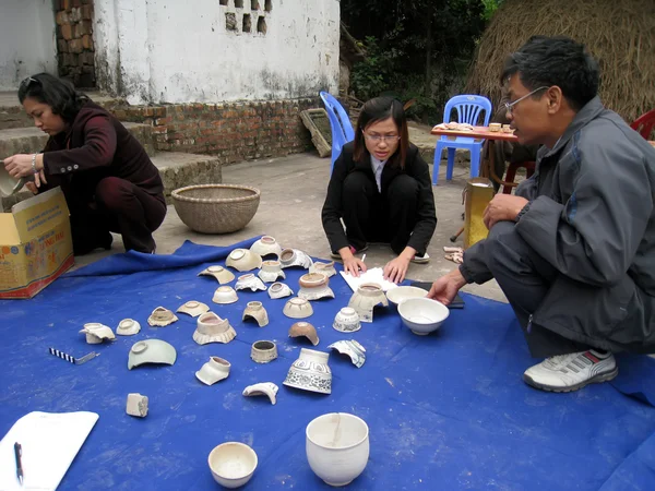 Arkeolog gör utgrävningen chu dau keramiska — Stockfoto