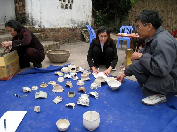 Archäologen machen Ausgrabung chu dau Keramik — Stockfoto