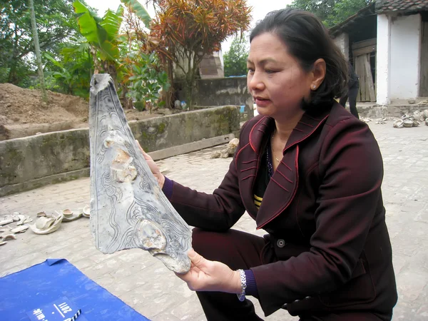 考古学家使开挖朱土龙蒙特陶瓷 — 图库照片