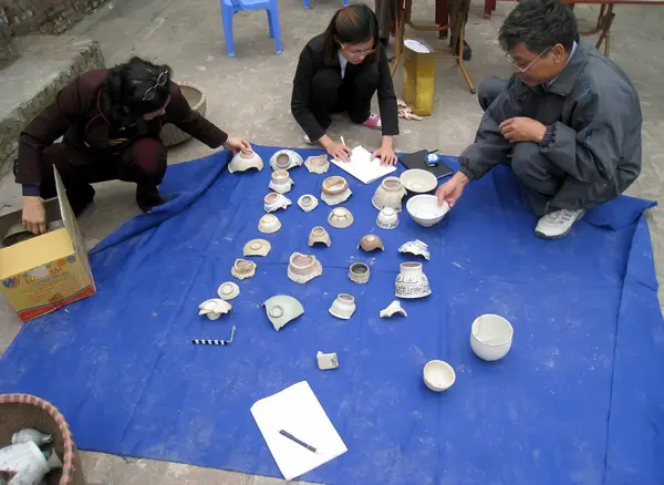 Arqueólogo hacer excavación de cerámica Chu Dau — Foto de Stock