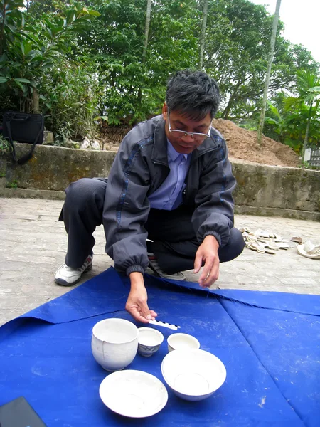 Archäologen machen Ausgrabung chu dau Keramik — Stockfoto