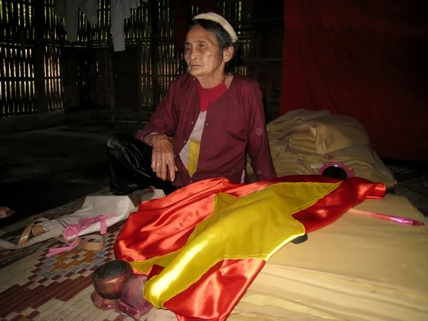 Oude vrouw en de rode vlag — Stockfoto