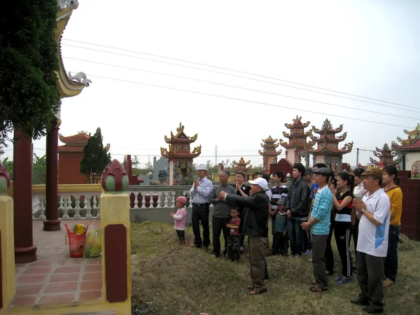 Les gens brûlent l'encens tombeau ancestral — Photo