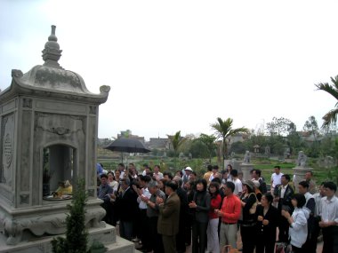 insanlar yanık tütsü ata Türbesi