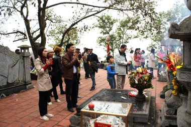 insanlara tempel yanan tütsü tören şans için