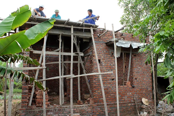 Les travailleurs de la construction construisent une maison — Photo