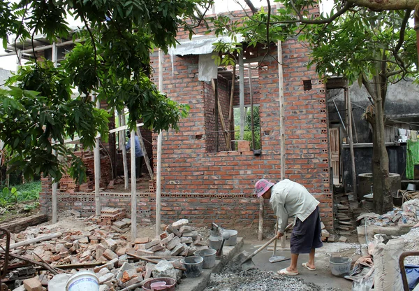 Les travailleurs de la construction construisent une maison — Photo