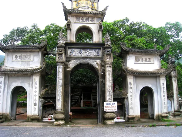 Poort van landelijk dorp in vietnam — Stockfoto