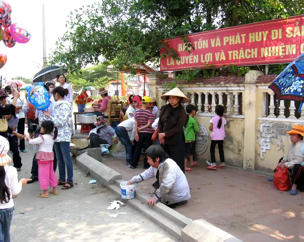 Mendicante chiedendo soldi per strada — Foto Stock