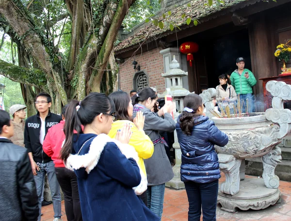 People to tempel burning incense ceremony for luck — Stock Photo, Image