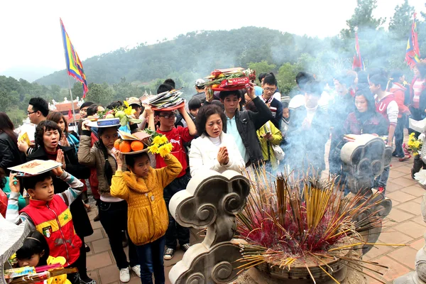 Persone a tempel cerimonia di incenso in fiamme per fortuna — Foto Stock