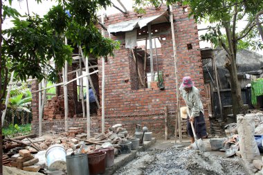 İnşaat İşçileri ev inşa ediyoruz