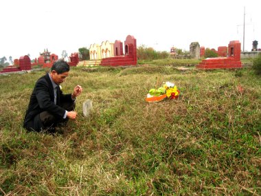 insanlar yanık tütsü ata Türbesi