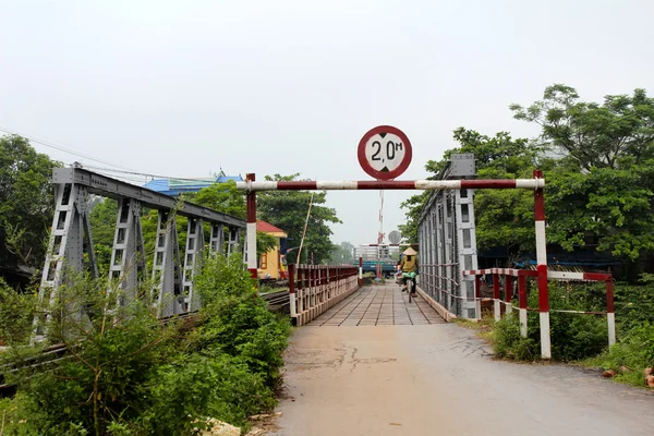 People transportation on the old iron bridge — Stock Photo, Image