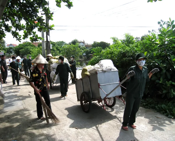 Işçi süpürme ve çöp toplama yolda — Stok fotoğraf