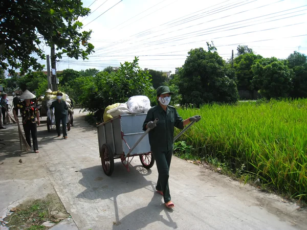 Workers sweep and collect garbage on the road — Stock Photo, Image