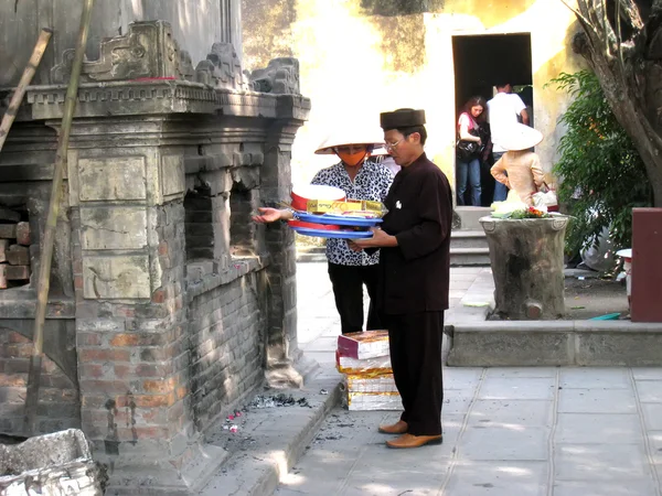 People to tempel burning incense ceremony for luck — Stock Photo, Image