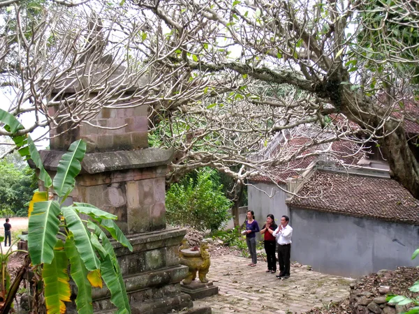 Insanlara tempel yanan tütsü tören şans için — Stok fotoğraf