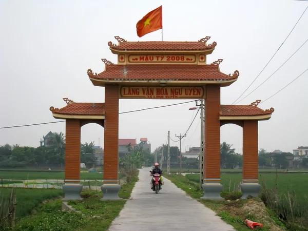 Puerta de la aldea rural en Vietnam — Foto de Stock
