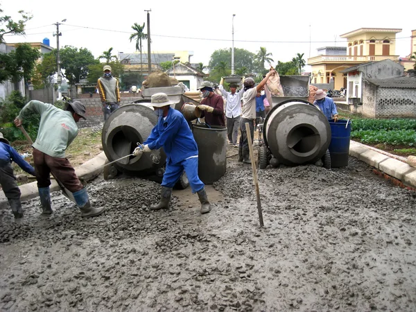 Trabajador de la construcción está mezclando hormigón para carretera —  Fotos de Stock