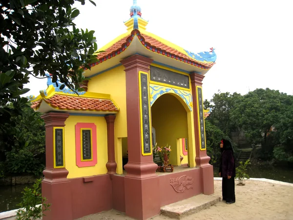 Insanlara tempel yanan tütsü tören şans için — Stok fotoğraf