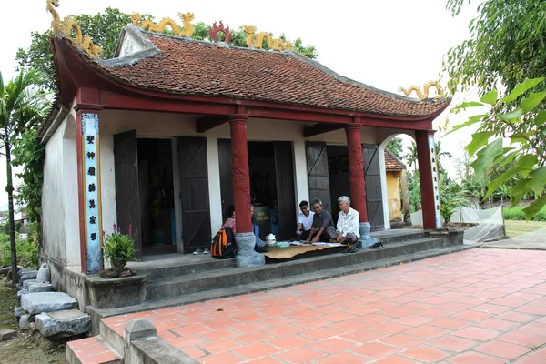 Orang-orang untuk tempel upacara membakar dupa untuk keberuntungan — Stok Foto