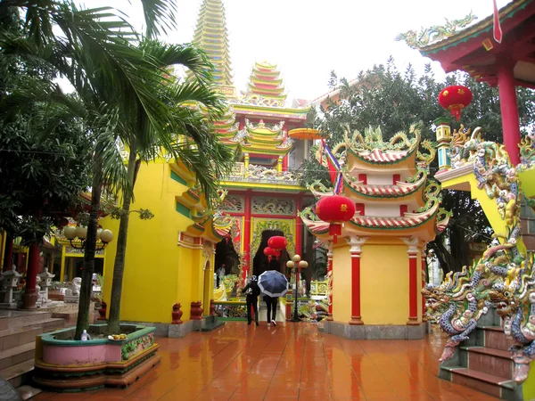 Groep mensen te tempel branden van wierook ceremonie voor geluk — Stok fotoğraf