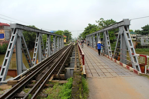 Transporte de pessoas na velha ponte de ferro — Fotografia de Stock