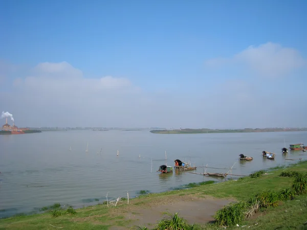 Paysage sur la rivière — Photo