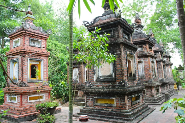 Graven stupa av munken i orientaliska pagod — Stockfoto