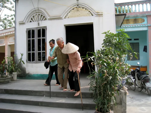 Una famiglia è vittima di sostanze chimiche tossiche nella guerra del Vietnam — Foto Stock