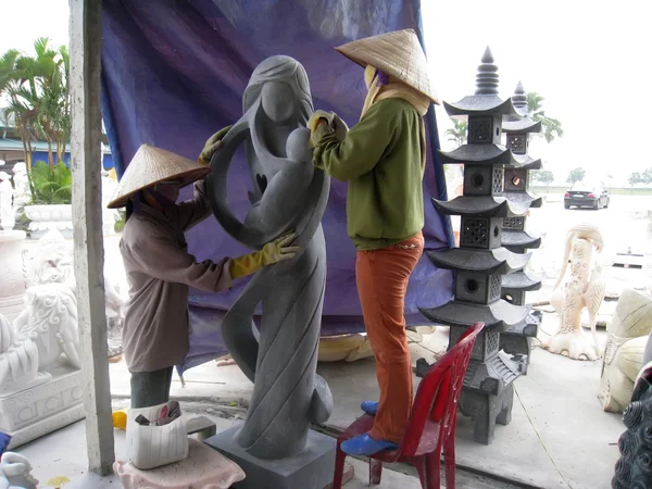 Obrero está tallando piedra en la artesanía — Foto de Stock