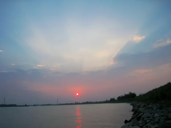 Sonnenuntergang auf dem Fluss — Stockfoto