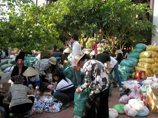 Монахи и ученики приносят пищу бедным — стоковое фото