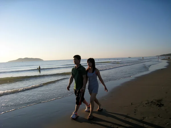 Amantes pasear por la playa —  Fotos de Stock
