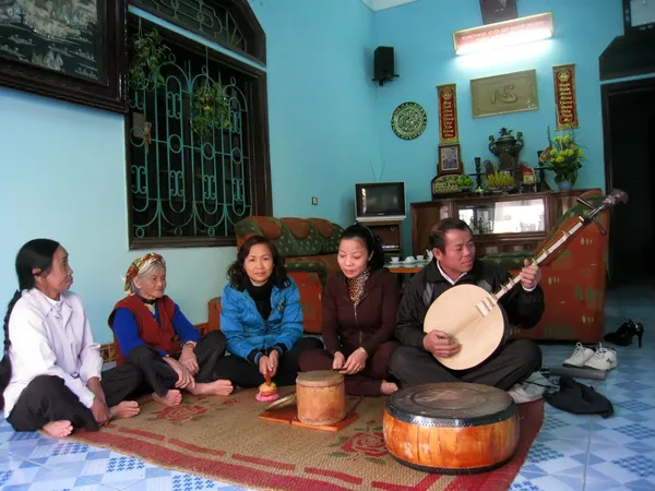 Agricultores cantan canciones folclóricas en casa — Foto de Stock