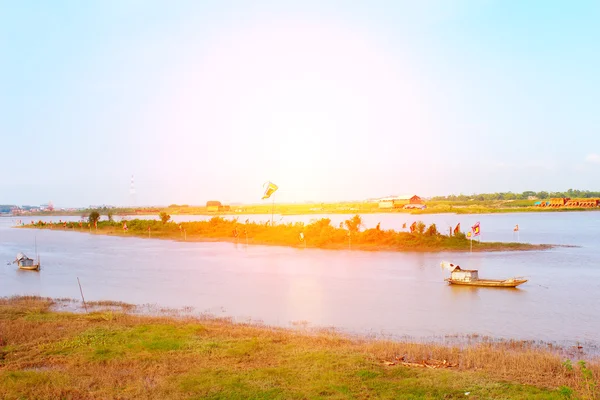 Boot op de rivier — Stockfoto