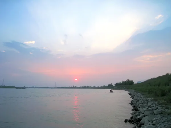 Sonnenuntergang auf dem Fluss — Stockfoto